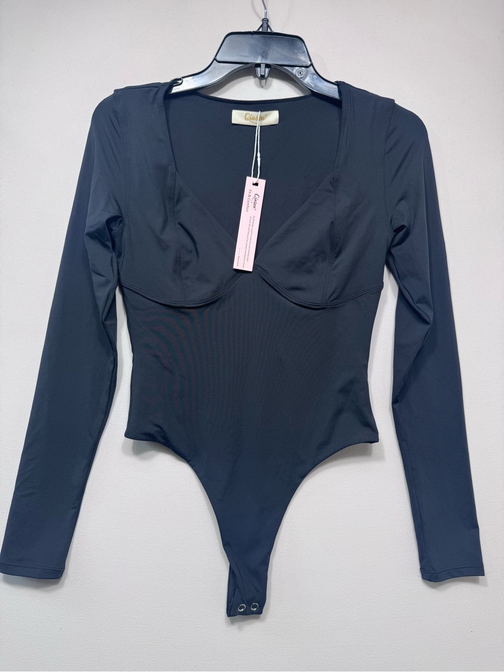 QINSEN Women's Long Sleeve Bodysuit V Neck Body Suits Seamed Cup size medium nwt